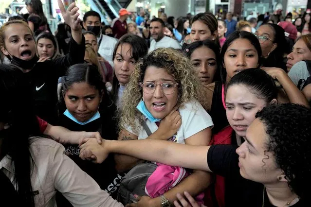Shoppers are forced by store and mall workers to create an ordered line before entering a shoe store, in groups of 10 for a limited time of 10 minutes, amid discounts on Black Friday at Sambil Mall in Caracas, Venezuela, Friday, November 26, 2022. (Photo by Ariana Cubillos/AP Photo)