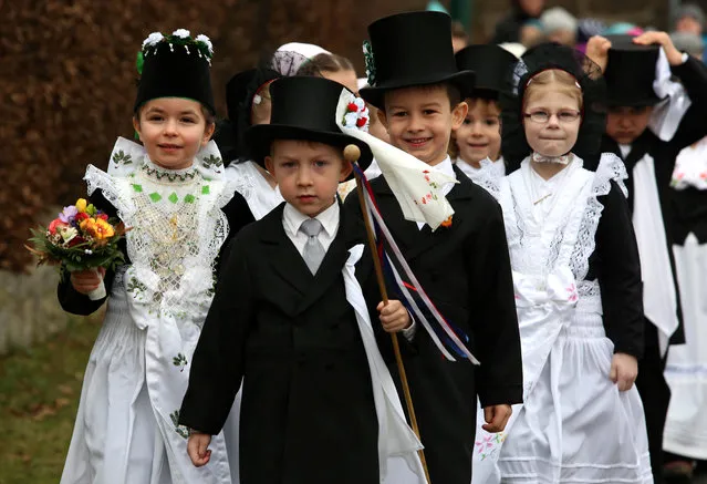 Children of the German Slavic ethnic minority Sorben wear traditional clothes during a parade to celebrate the traditional “Ptaci Kwas” (Vogelhochzeit/marriage of the birds), a festival held every January 25, when birds thank children for feeding them during the winter and mark the season coming to an end, in Nebelschuetz, east of Dresden, Germany, January 25, 2018. (Photo by Matthias Schumann/Reuters)