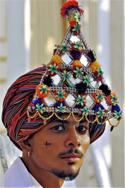 A groom poses for a photo during a mass wedding ceremony in southern Pakistani port city of Karachi on January 8, 2023. (Photo by Xinhua News Agency/Rex Features/Shutterstock)