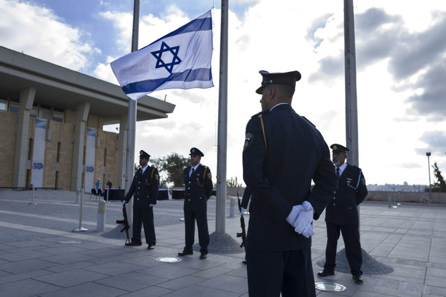 Israeli “Knesset” (parliament) guards stand to attention after lowering the main flag on the Knesset plaza to half-mast, in Jerusalem, 28 September 2016, honoring Israeli elder statesman and former President and Prime Minister Shimon Peres who died earlier in a Tel Aviv hospital. Peres, Israel's 9th president and its elder statesman, died early in the morning of 28 September 2016 after suffering a stroke on 14 September. Peres' body and coffin will lay-in-state at the Knesset for the public to pay their respects on September 29 and on 30 September 2016 a state funeral will be held attended by many world leaders. (Photo by Jim Hollander/EPA)