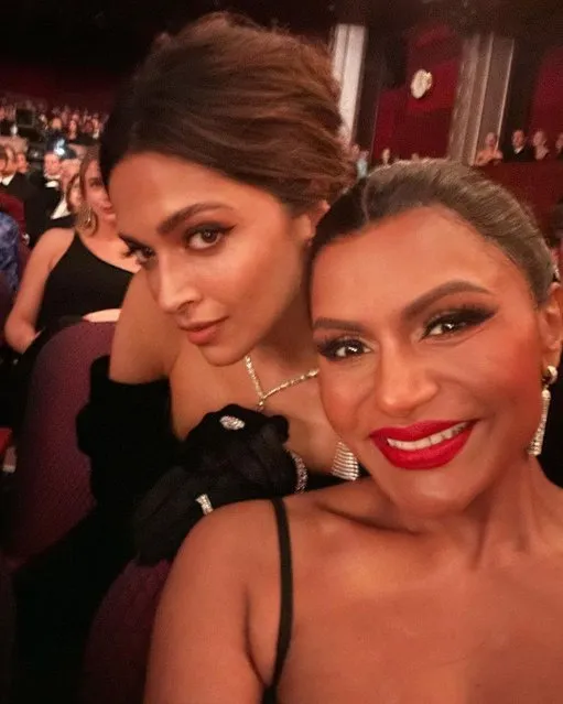 American television actress Mindy Kaling (R) in the second decade of March 2023 takes a selfie with some “Brown Beauties”. (Photo by mindykaling/Instagram)