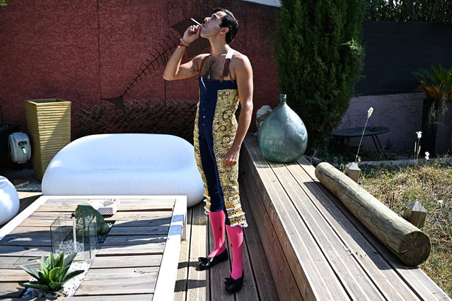 French matador Carlos Olsina smokes a cigarette as he gets ready for his bullfight as part of the Feria in Beziers, southwestern France, on August 14, 2025. (Photo by Gabriel Bouys/AFP Photo)