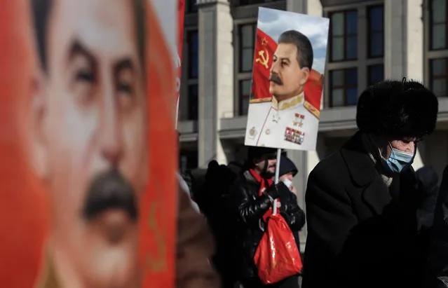 A Communist party supporter holds a portrait of former Soviet leader Joseph Stalin during a wreath laying ceremony at Joseph Stalin'stomb as communists mark the 68th anniversary of his death near the Kremlin wall in the Red Square in Moscow, Russia, 05 March 2021. Josef Stalin died on 05 March 1953 at the age of 74. (Photo by Maxim Shipenkov/EPA/EFE)