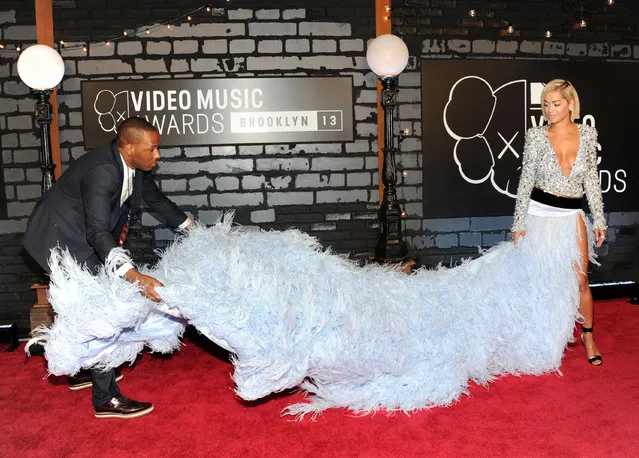 Rita Ora gets assistance with her dress as she arrives at the MTV Video Music Awards on Sunday, August 25, 2013, at the Barclays Center in the Brooklyn borough of New York. (Photo by Evan Agostini/AP Photo/Invision)