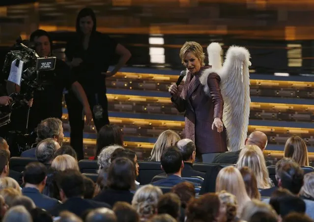 Host Jane Lynch performs while wearing angel wings at the People's Choice Awards 2016 in Los Angeles, California January 6, 2016. (Photo by Mario Anzuoni/Reuters)