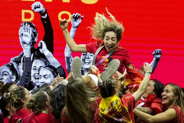 Spain women's national football team's players lift Spain's Olga Carmona as they celebrate on stage their 2023 World Cup victory in Madrid, Spain, Monday, August 21, 2023. Spain beat England in Sydney Sunday to win the Women's World Cup soccer final. (Photo by Manu Fernandez/AP Photo)