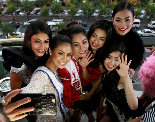 Kiranmeet Kaur Baljeet Singh from Malaysia, Chalita Suansane from Thailand, Htet Htet Htun from Myanmar, Sari Nakazawa from Japan, Jenny Kim from Korea, and Kezia Roslin Cikita Warouw from Indonesia (L-R) take a selfie during a kick-off event for the upcoming Miss Universe pageant, in Pasay, Metro Manila, Philippines December 10, 2016. (Photo by Czar Dancel/Reuters)