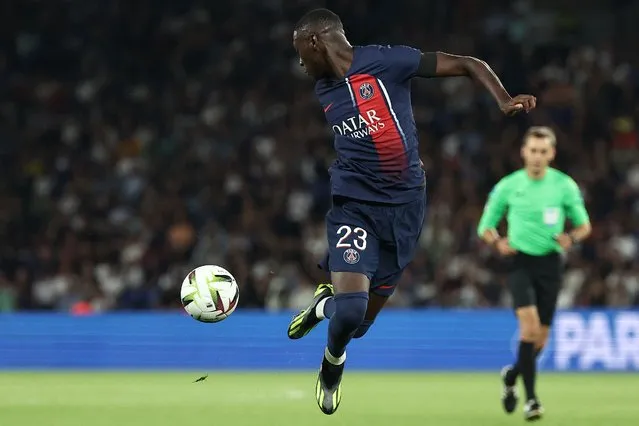 Paris Saint-Germain's French forward #23 Randal Kolo Muani controls the ball during the French L1 football match between Paris Saint-Germain (PSG) and OGC Nice at The Parc des Princes Stadium in Paris on September 15, 2023. (Photo by Franck Fife/AFP Photo)