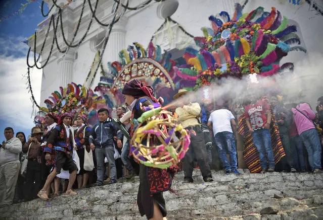 A member of the Santo Tomas brotherhood takes part in the procession in honour of the saint in Chichicastenango municipality, Quiche department, 150 kilometres west of Guatemala City on December 21, 2016. (Photo by Johan Ordonez/AFP Photo)