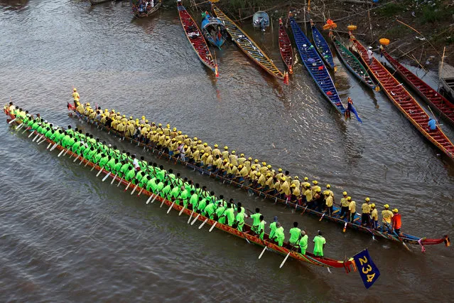 Participants row their long boats to warm up during the annual water festival on the Tonle Sap river in Phnom Penh, Cambodia November 21, 2018. (Photo by Samrang Pring/Reuters)