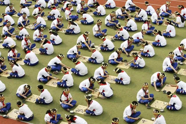 Students play the board game “Go”, known as “Weiqi” in Chinese, during a competition to mark the 100-day countdown to the opening of Beijing Olympics at a primary school in Suzhou, Jiangsu province, in this April 30, 2008 file photo. In what they called a milestone achievement for artificial intelligence, scientists said on Wednesday they created a computer program that beat a professional human player at the complex board game called Go, which originated in ancient China. (Photo by Reuters/China Daily)