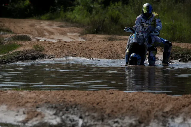 Dakar Rally, 2017 Paraguay-Bolivia-Argentina Dakar rally, 39th Dakar Edition, First stage from Asuncion, Paraguay to Resistencia, Argentina on January 2, 2017. Milan Engel of  Czech Republic pushes his KTM. (Photo by Ricardo Moraes/Reuters)