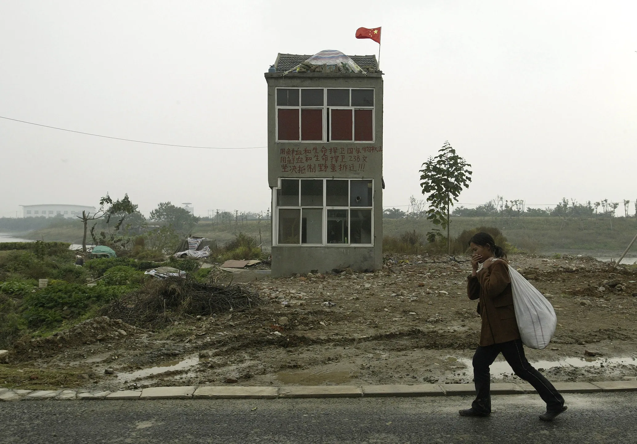 Отказать переезжать. Дом гвоздь в Китае. Дом посреди дороги в Китае. В Китае дом на окраине. Дом посреди автострады.