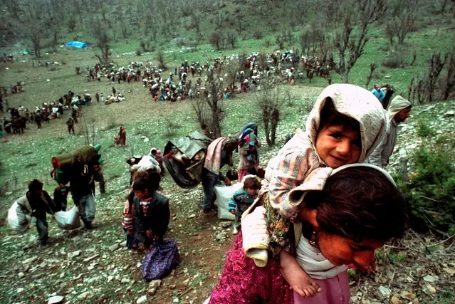 Kurdish refugees flee close to the Iraqi-Turkish border, April 20, 1992. (Photo by Yannis Behrakis/Reuters)