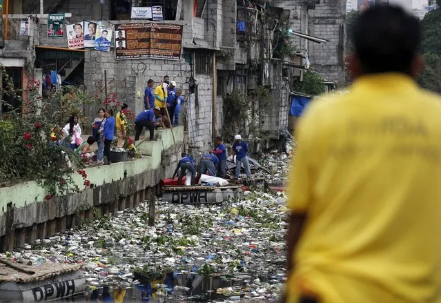 Filipino government workers clear rubbish on a river in Manila, Philippines, 15 March 2016. World Water Day will be observed on 22 March with the theme “Better Water, Better Jobs”. (Photo by Francis R. Malasig/EPA)
