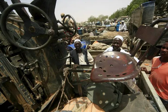 People gather to look at vehicles and weapons of the Justice and Equality Movement (JEM) rebels that were on display,  after victory celebrations by the Sudanese Armed Forces (SAF) and the Rapid Support Forces (RSF), in Niyala Capital of South Darfur, May 4, 2015. (Photo by Reuters/Stringer)