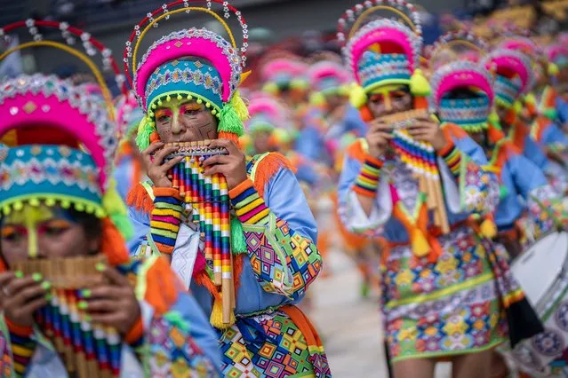 Artists play panpipes during Canto a la Tierra during the carnival of Negros y Blancos on January 3, 2022 in Pasto, Colombia. This UNESCO-recognized carnival takes place every January in the Southern Andean city of Pasto. The Carnival of “Blancos y Negros” has its origins in a mix of Amazonian, Andean and Pacific cultural expressions. (Photo by Diego Cuevas/Getty Images)