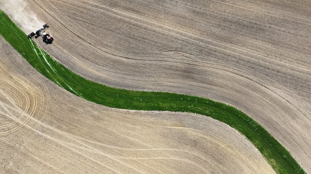 Planting season has begun for Ohio farmers, including Jon Miller of Fairfield County who moves his tractor and soybean planter along a creekbed on his farm on Monday afternoon, April 22, 2024 in Pleasantville, Ohio. (Photo by Doral Chenoweth/The Columbus Dispatch)