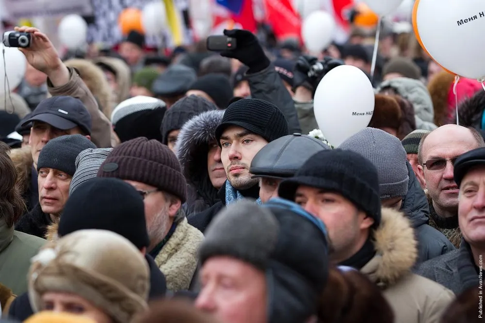 Tens Of Thousands Of Protestors Take To Streets Of Moscow