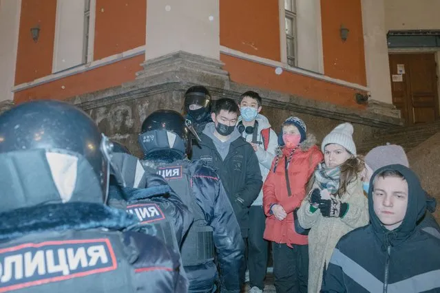 The police surrounded the protesters in Saint-Petersburg, Russia on 25 February 2022. Some of them are teenagers. (Photo by FTWP/Washington Post)