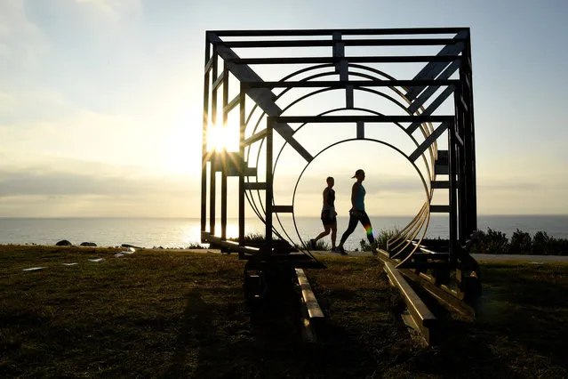 People walk past the sculpture “Between” by Greek artist Danai Kotsaki on Bondi beach in Sydney, Australia, 24 October 2019. The sculpture is part of the 23rd edition of the exhibition Sculpture by the Sea, featuring artists from Australia and overseas. The event runs from 24 October through to 10 November 2019. (Photo by Joel Carrett/EPA/EFE)