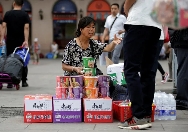 A vendor sells cups of Tingyi instant noodles at Beijing Railway Station in Beijing, China, May 25, 2016. (Photo by Jason Lee/Reuters)