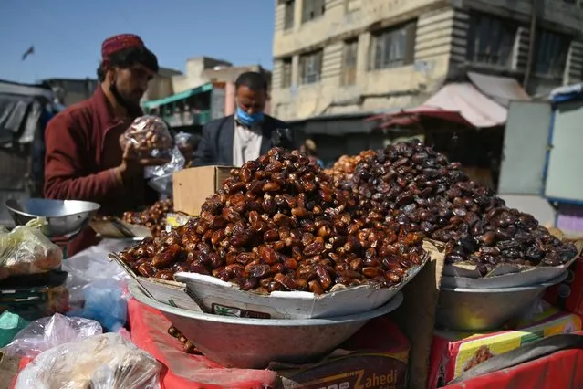 A street vendor sells dates ahead of the holy month of Ramadan at a roadside stall in a market in Kabul on April 23, 2020. (Photo by Wakil Kohsar/AFP Photo)