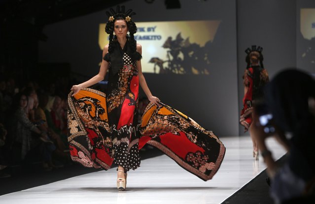 A model presents a creation by Indonesian designer Sugeng Waskito during the Jakarta Fashion Week, in Jakarta, Indonesia, 22 October 2017. (Photo by Adi Weda/EPA/EFE)