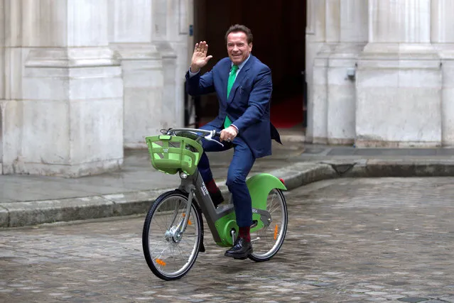 R20 founder and former California state governor Arnold Schwarzenegger rides the new Velib' Metropole self-service public bicycle by the Smovengo consortium as he arrives at a news conference ahead of the One Planet Summit in Paris, France, December 11, 2017. (Photo by Gonzalo Fuentes/Reuters)