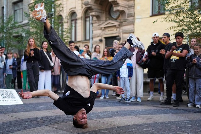 A man shows off his dancing skills to earn money in central St. Petersburg, Russia, Monday, August 11, 2025. (Photo by Dmitri Lovetsky/AP Photo)