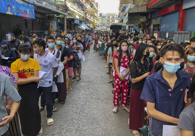 People stand in lines to get COVID-19 tests in Samut Sakhon, South of Bangkok, Thailand, Sunday, December 20, 2020. Thailand reported more than 500 new coronavirus cases on Saturday, the highest daily tally in a country that had largely brought the pandemic under control. (Photo by Jerry Harmer/AP Photo)