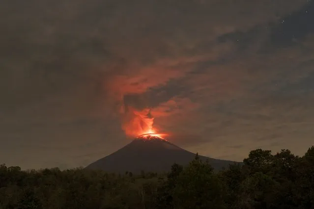 A view of the Popocatepetl volcano erupting, as seen from San Nicolas de los Ranchos, in Puebla state, Mexico on May 23, 2023. (Photo by Armando Vega/Reuters)