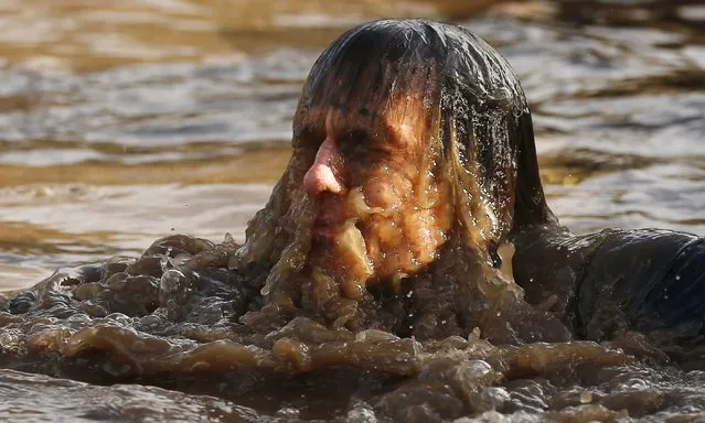 A competitor shakes water off his head  during the Tough Guy event in Perton, central England, February 1, 2015. (Photo by Phil Noble/Reuters)