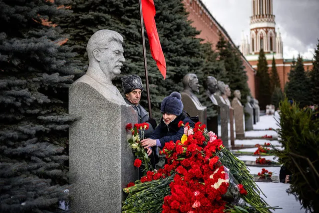 People gather to lay flowers at the grave of Soviet leader Joseph Stalin near Red Square outside the Kremlin in Moscow on March 5, 2021, to mark the 68th anniversary his death. (Photo by Dimitar Dilkoff/AFP Photo)