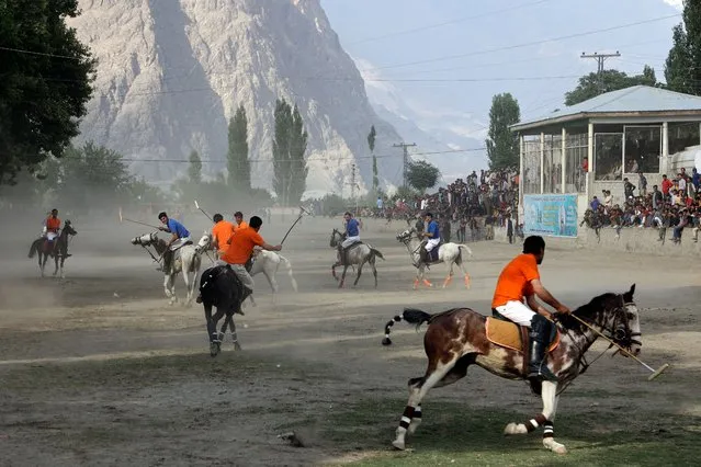 Polo players ride their horses as they compete during a polo game in Skardu, in Pakistan's northeastern Gilgit-Baltistan region on July 5, 2023. (Photo by Joe Stenson/AFP Photo)