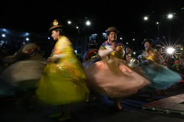 Women parade on the catwalk during the Miss Cholita Paceña beauty pageant in La Paz, Bolivia, Wednesday, June 29, 2022. Aymara Indigenous women participated in the annual contest that recognizes Indigenous women's fashion and beauty as well as their command of iIdigenous lifestyle and language. (Photo by Juan Karita/AP Photo)