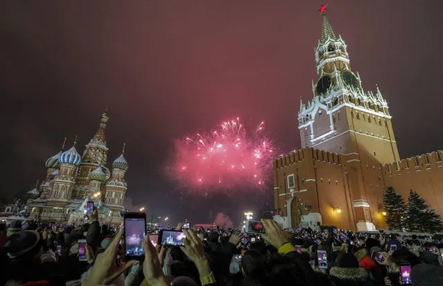 Fireworks break out over the St.Basil's cathedral (L) and Spaskaya Tower (R) as hundreds of tourists and Russians gather at the Red square to mark the New Year in Moscow, Russia, 01 January 2019. Despite subzero temperatures vast crowd throng Moscow's Red Square for New Year celebration and watching the main festive fireworks of the country. (Photo by Sergei Ilnitsky/EPA/EFE)