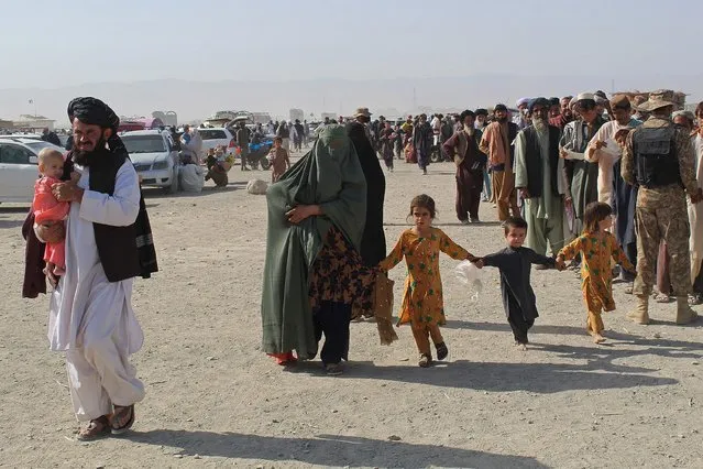 An Afghan family arrives at the Pakistan-Afghanistan border crossing point in Chaman on August 20, 2021, to return back to Afghanistan. (Photo by AFP Photo/Stringer Network)