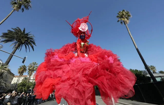 An artist performs during the flower parade as part of the Carnival of Nice, France on February 16, 2019. (Photo by Eric Gaillard/Reuters)