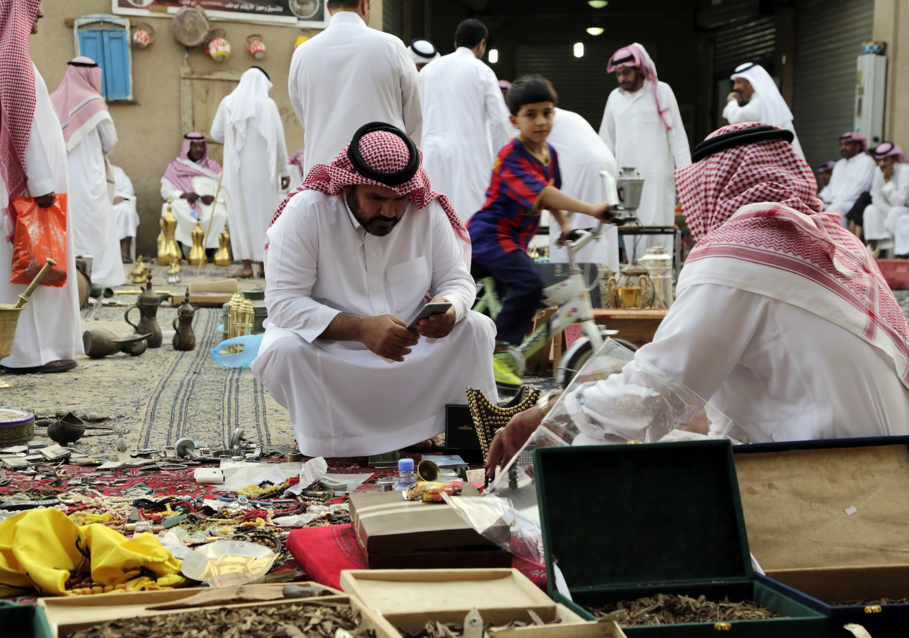 На сильные торговли на мусульманском. Саудовская Аравия рынок базар. Арабы Саудовской Аравии. Араб торговец. Арабы на рынке.