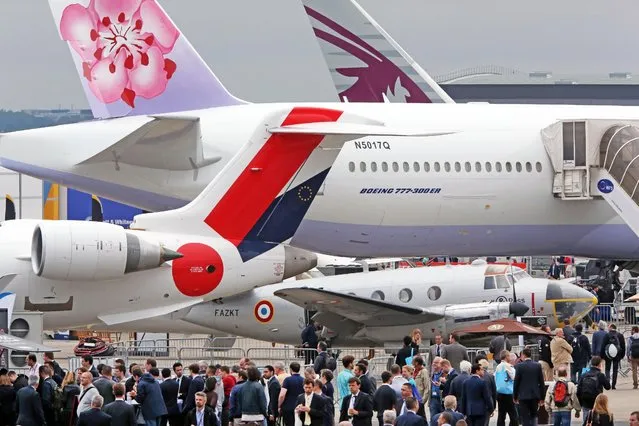 Visitors crowd the alleys of the Paris Air Show in Le Bourget, north of Paris, Thursday June 18, 2015. Some 300,000 aviation professionals and spectators are expected at this week's Paris Air Show, coming from around the world to make business deals and see dramatic displays of aeronautic prowess and the latest air and space technology. (AP Photo/Remy de la Mauviniere)