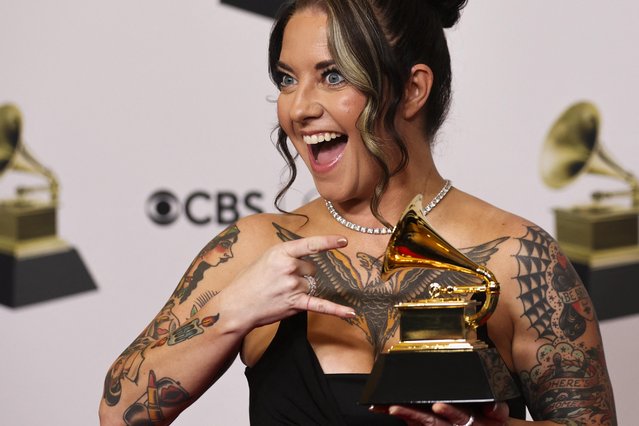 American country music singer–songwriter Ashley McBryde poses with the Grammy for Best Country Duo/Group Performance for “Never Wanted to Be That Girl” during the 65th Annual Grammy Awards in Los Angeles, California, U.S., February 5, 2023. (Photo by Mike Blake/Reuters)