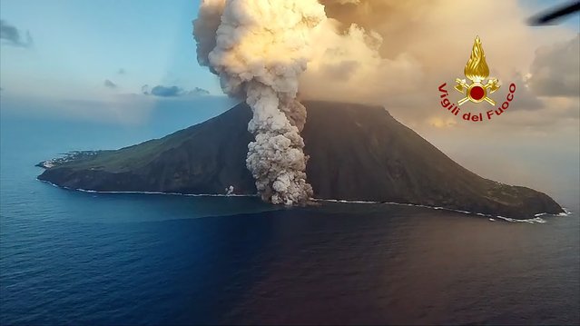 A handout photo made available by Vigili del Fuoco (VVF), the Italian National Fire Brigade, and taken from a helicopter shows an intense cloud of lava ashes and pyroclastic materials rising from the “Sciara del Fuoco” scree slope on Stromboli, Italy, 04 July 2024. According to the first findings of the National Institute of Geophysics and Volcanology Etna Observatory of Catania, it could have been caused by an avalanche of debris in that part of the volcanic edifice that would have collapsed. (Photo by Vigili Del Fuoco/EPA/EFE)