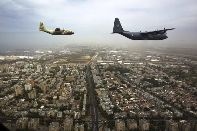 Israeli Air Force C-130 Hercules (L) and C-130J Super Hercules (R) planes fly over the city of Ashdod as they seen from an Israeli Air Force plane during an aerial show as part of celebrations for Israel's Independence Day, marking the 66th anniversary of the creation of the state May 6, 2014. (Photo by Amir Cohen/Reuters)