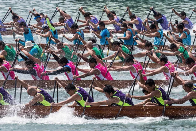 Competitors take part in a dragon boat race in Hong Kong on May 14, 2017. The races are part of a multi- million dollar programme of events organised to celebrate Hong Kong' s 20 th handover anniversary from Britain to China which falls on July 1. (Photo by Dale de la Rey/AFP Photo)