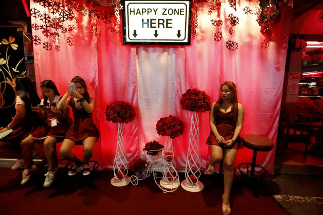 Women sits outside a go-go dance bar in Pattaya, Thailand March 25, 2017s. (Photo by Jorge Silva/Reuters)