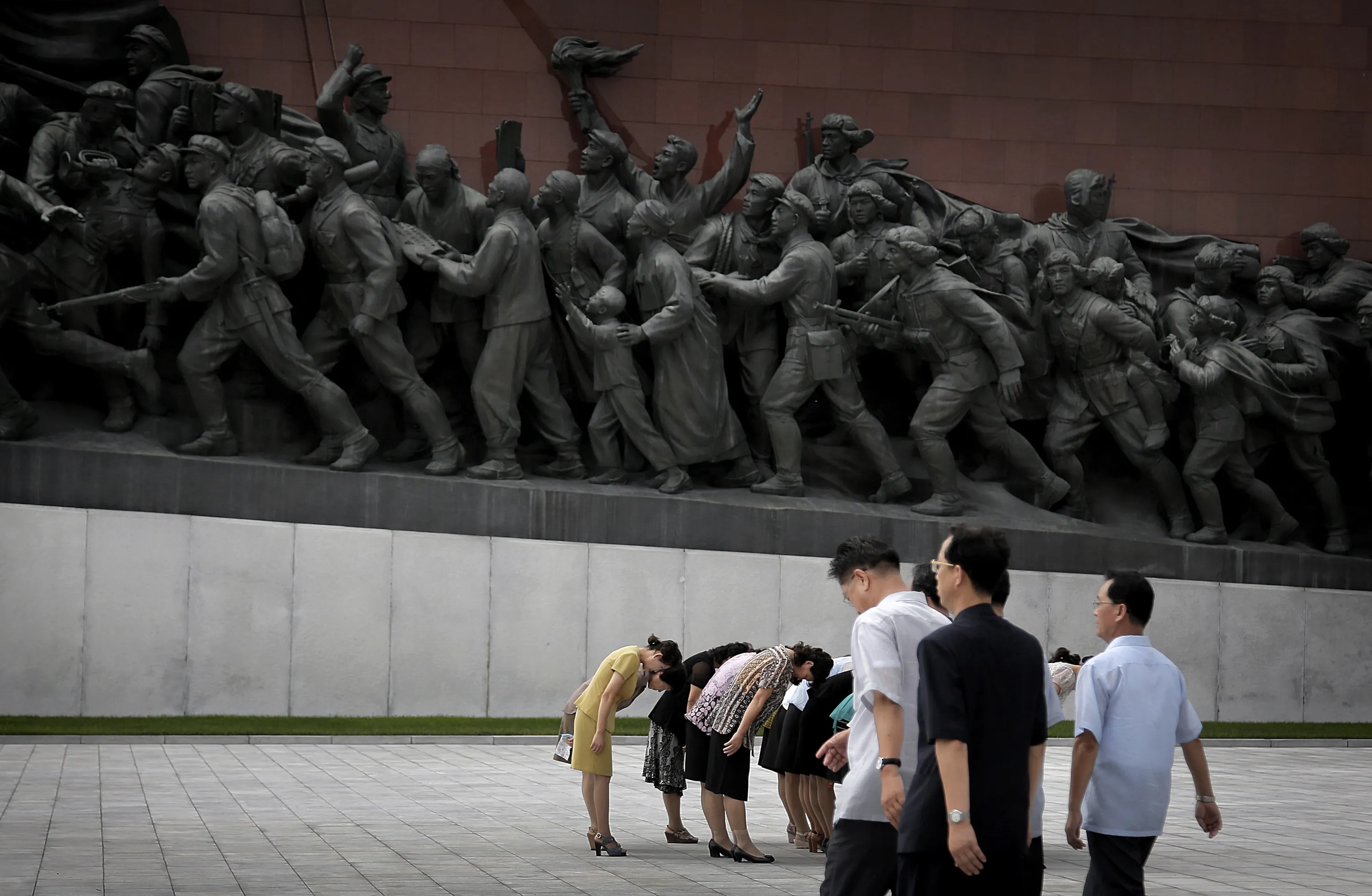 Голод в северной корее. Северная Корея памятники. Северная Корея монумент. Северная Корея Пхеньян.