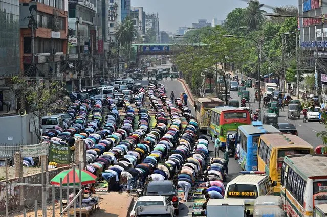 Muslims offer Friday prayers during Islam's Holy fasting month of Ramadan outside a mosque in Dhaka on April 8, 2022. (Photo by Munir Uz Zaman/AFP Photo)