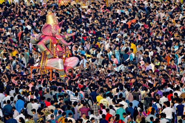 Devotees carry an idol of the elephant-headed Hindu deity Ganesha, for its immersion in the Arabian sea in Mumbai on September 17, 2024, on the last day of Ganesh Chaturthi festival. (Photo by Punit Paranjpe/AFP Photo)