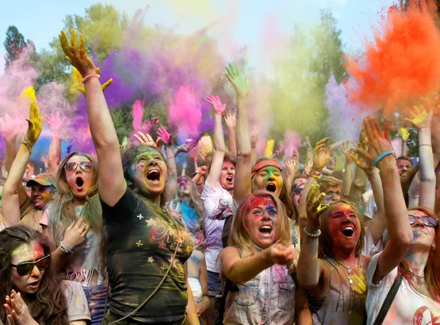 Youth throw coloured powder at each other during the Festival of Colours in Kiev, Ukraine, June 25, 2016. (Photo by Valentyn Ogirenko/Reuters)